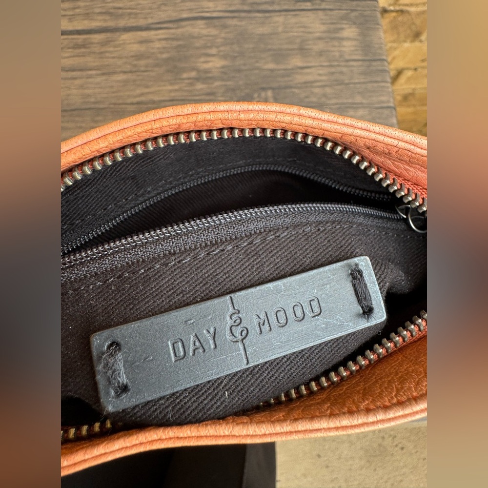 Day and Mood leather Peony Crossbody bag woven design - Picture 9 of 13